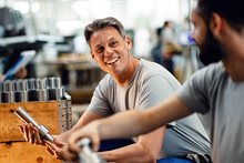 twee mannen werken in staalfabriek2