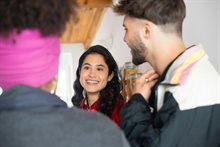 drie jonge mensen praten met elkaar