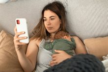 moeder met smartphone en baby