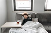 vrouw ligt ziek op de bank