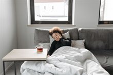 vrouw ligt ziek op de bank