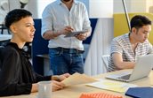 mensen aan het werk op laptop