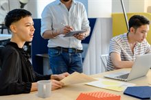mensen aan het werk op laptop