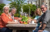 buurtinitiatief 4 mensen aan picknicktafel