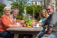 buurtinitiatief 4 mensen aan picknicktafel