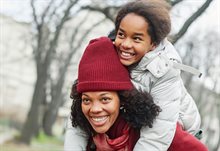 moeder buiten met dochter op rug2