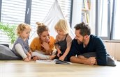 gezin leest samen een boek