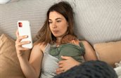 moeder met smartphone en baby
