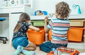 twee kinderen spelen op de grond