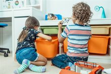 twee kinderen spelen op de grond