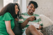 Twee personen op de bank met een fitness tracker