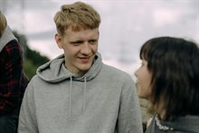 twee jongeren met elkaar in gesprek