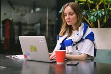 vrouw werkt op laptop2