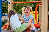 kinderen lachen in de speeltuin