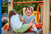 kinderen lachen in de speeltuin
